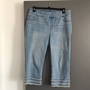 Chicos Pull On Capris